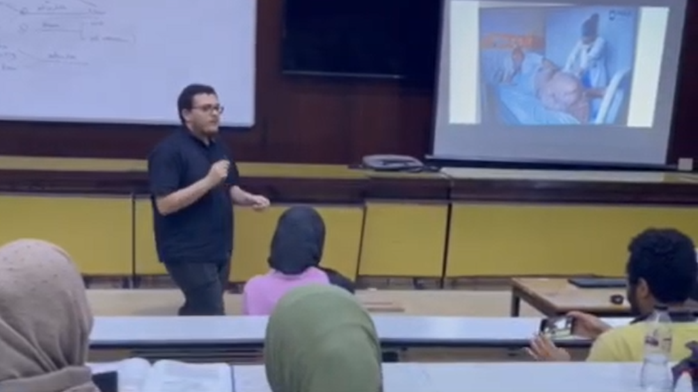 طلاب السنة الثالثة طب يلقون محاضرة ناجحة في علم الطفيليات