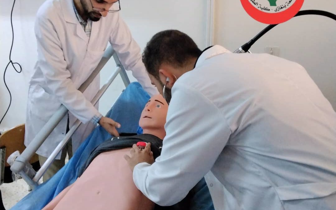 “تدريب طلاب الطب في معمل المهارات لمادة الأمراض الباطنة في جامعة بنغازي”