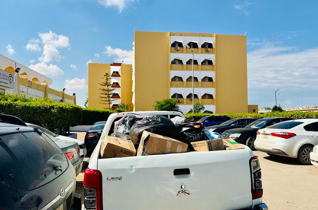 “الاتحاد العام لطلبة جامعة بنغازي  يسلم المساعدات للأسر القادمة من درنة