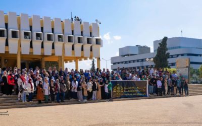 “طلاب كلية الطب بجامعة بنغازي يظهرون تضامنهم مع مدينة درنة في صورة جماعية تعبيرية”
