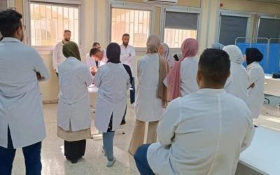 تدريب الطلاب في معمل المهارات السريرية للتحسين من كفاءتهم السريرية