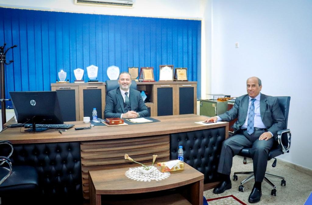 رئيس جامعة بنغازي يلتقي بعميد كلية الطب البشري لمناقشة وضع أعضاء هيئة التدريس السريري
