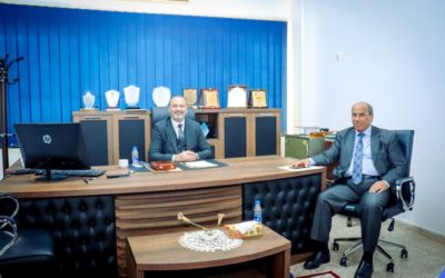 رئيس جامعة بنغازي يلتقي بعميد كلية الطب البشري لمناقشة وضع أعضاء هيئة التدريس السريري