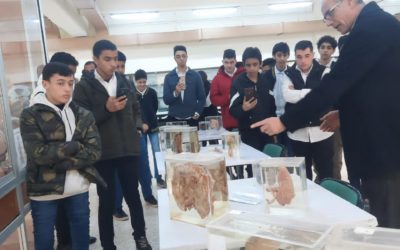 مدرسة رواد المعرفة الثانوية في زيارة لقسم علم التشريح والأجنة بكلية الطب