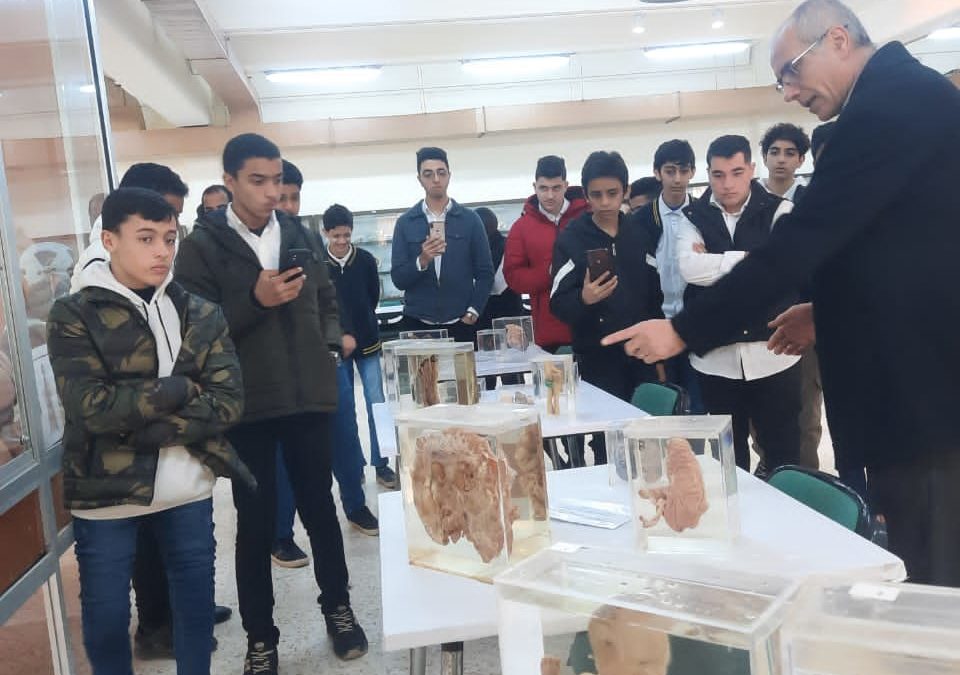 مدرسة رواد المعرفة الثانوية في زيارة لقسم علم التشريح والأجنة بكلية الطب