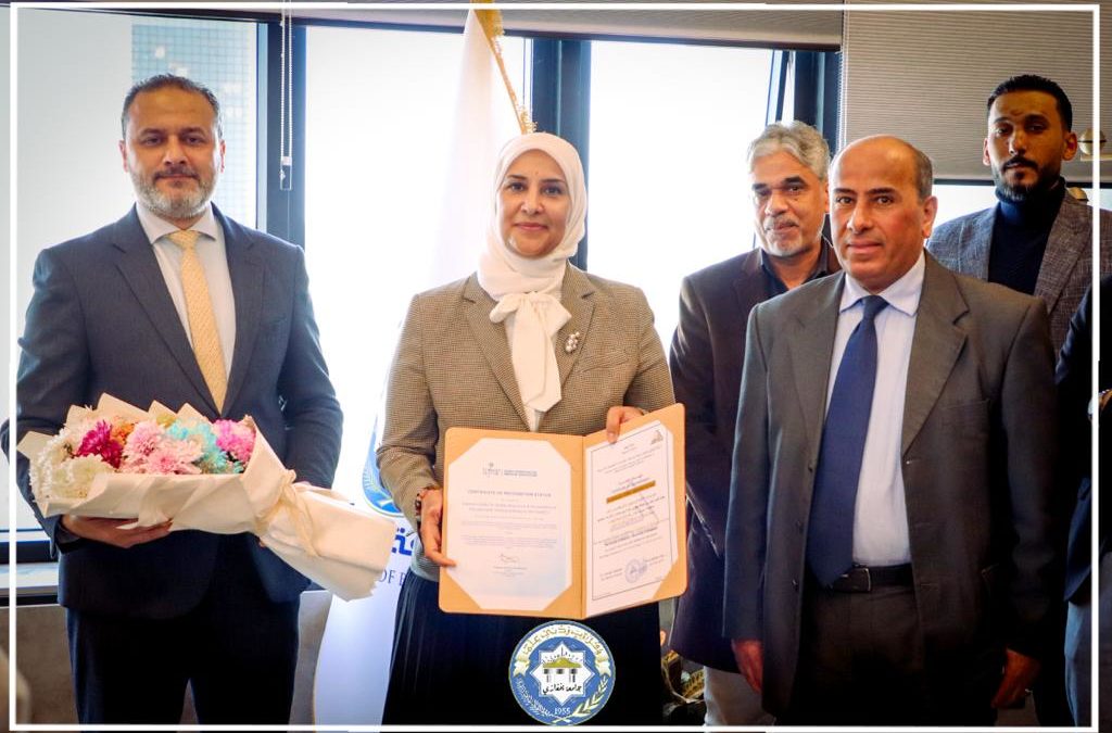 إدارة الطب البشري تجتمع لتسليم رئيس جامعة بنغازي شهادة الاعتراف الدولي