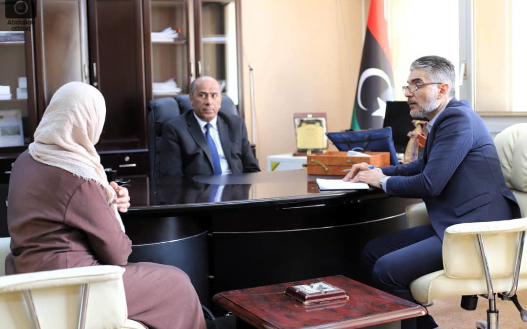 اجتماع بين عميد كلية الطب بجامعة بنغازي وممثلي الهيئة العربية للتعليم الطبي الرقمي وأكاديمية الفلاح