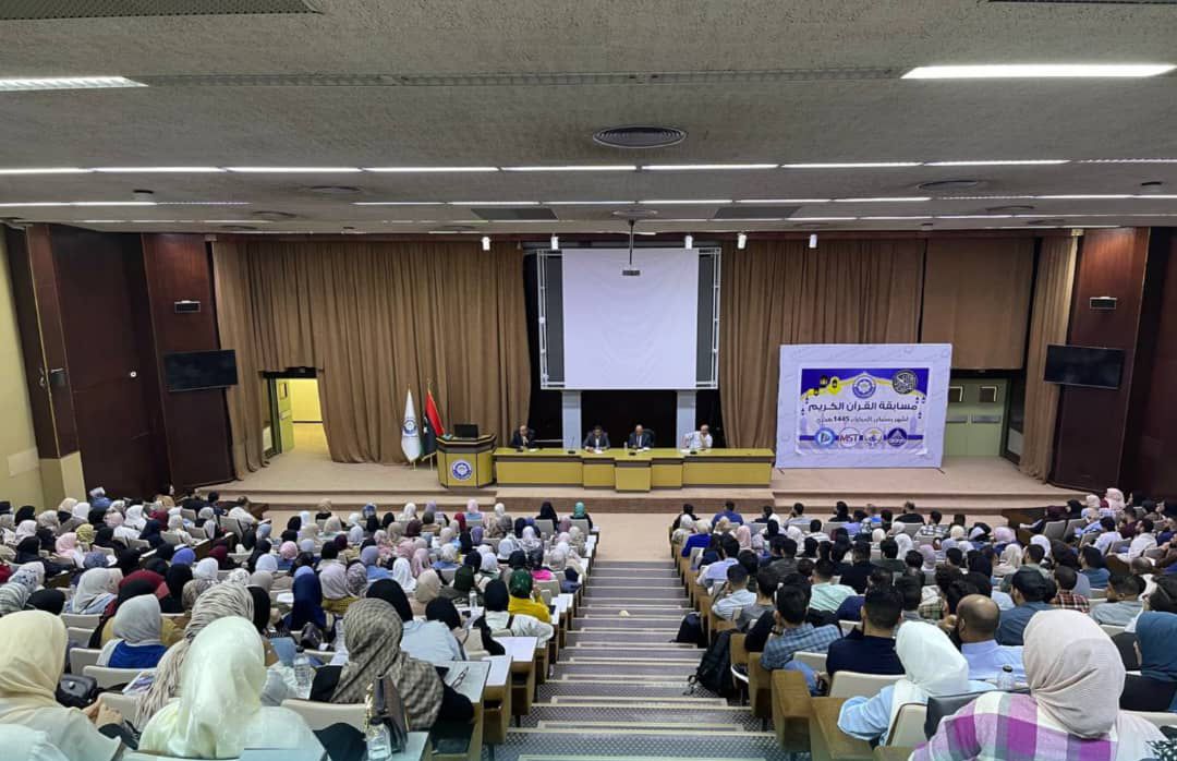 كلية الطب تجتمع مع الدفعة 45 للاستعداد للامتحان السريري في قسم الباطنة
