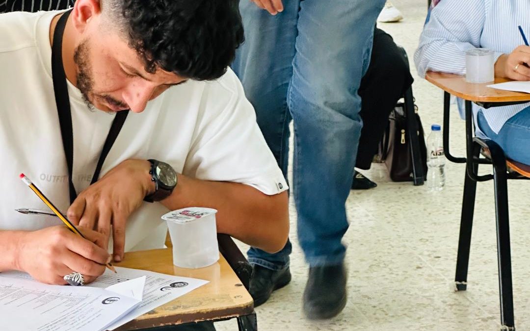 طلبة كلية الطب يستأنفون حملة سقيا تطوعية أثناء الامتحانات