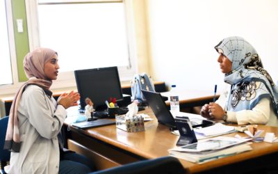 طلاب السنة الثالثة يجرون الامتحان الشفوي لقسم علم الجراثيم بكلية الطب