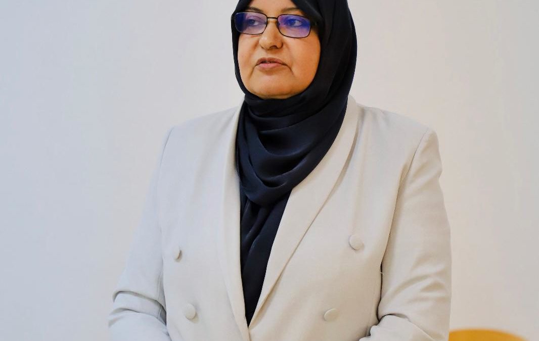 دراسة مقارنة التاكروليمس الموضعي بنسبة 0.03% و0.1% والموميتازون فيوريت بنسبة 0.1% في علاج البهاق.”