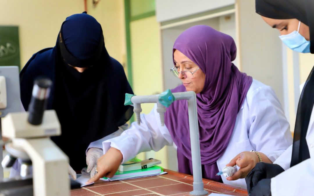 طلاب السنة الثالثة بكلية الطب البشري ينتهون من إجراء المسحة الدموية