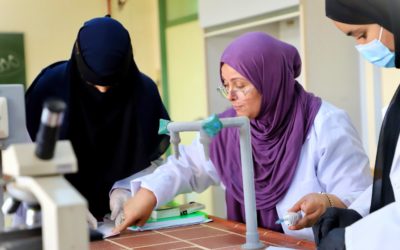 طلاب السنة الثالثة بكلية الطب البشري ينتهون من إجراء المسحة الدموية