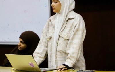 طلاب السنة الثالثة يشاركون في محاضرة حول علم الجراثيم التنفسية