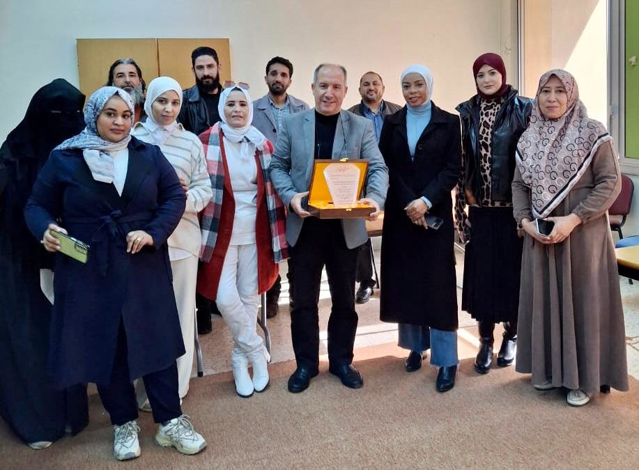 قسم علم الجراثيم يختتم الدورة التدريبية لطلاب السنة الثالثة
