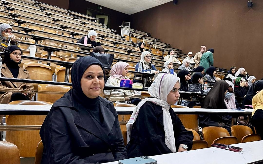 قسم الكيمياء الحيوية يطبق نظام الفصل المقلوب
