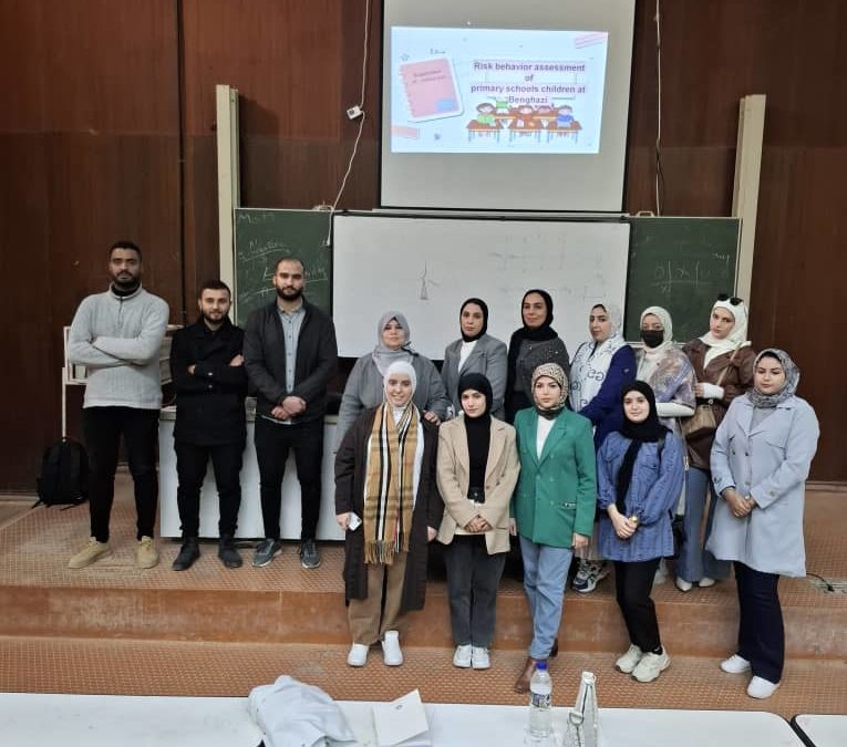 طلبة الامتياز بقسم طب الأسرة والمجتمع يعرضون دراسة حول السلوكيات غير الصحية في المدارس الابتدائية