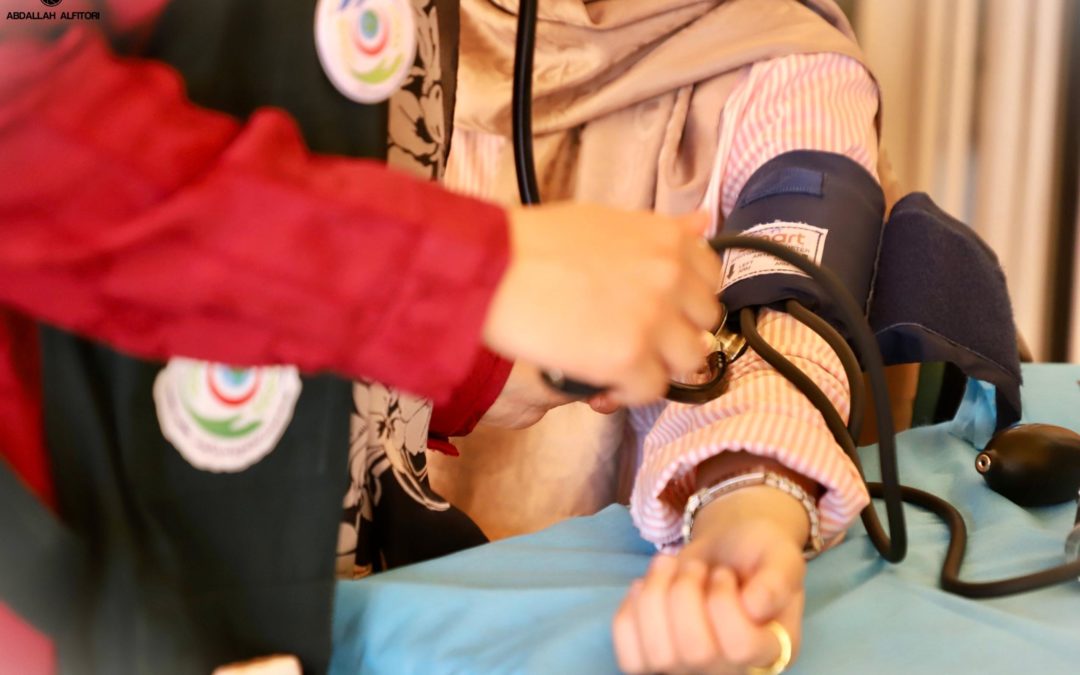 كلية الطب تنفذ رابع محطات حملة “120/80” للتوعية بضغط الدم في مجمع الكليات الطبية