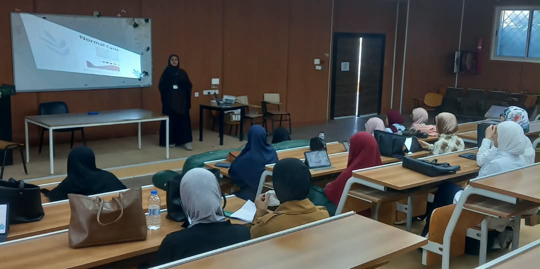 قسم النساء والولادة بكلية الطب بجامعة بنغازي يطبق استراتيجية الصف المقلوب لتعزيز التعلم النشط